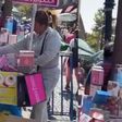 VIDEO: Presunta venta de perfumes robados en plena calle de CDMX se vuelve viral