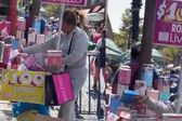 VIDEO: Presunta venta de perfumes robados en plena calle de CDMX se vuelve viral