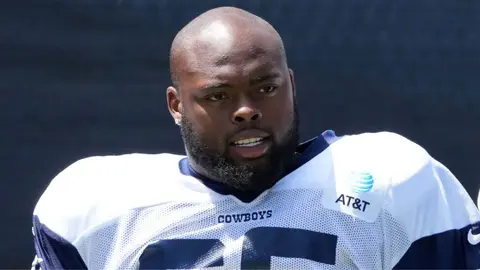 Rob Jones sufre lesión en el cuello en primer entrenamiento con los Cowboys