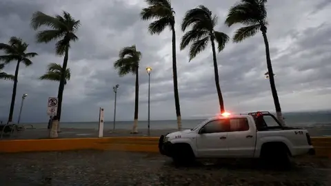 Huracán Flossie se intensifica a categoría 3