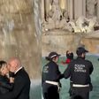VIDEO: Todo muy romántico… pero novios son multados por bailar en la Fontana di Trevi
