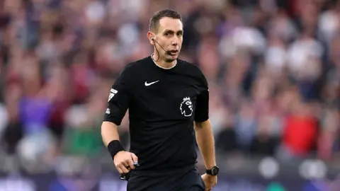 El exárbitro de la Premier League Coote fue acusado por la FA por comentarios ofensivos sobre Klopp