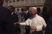 VIDEO: Papa León XIV sufre agresión en el Vaticano, le lanzan un guante de béisbol