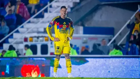 Así fue el curioso encuentro entre Brian Rodríguez y Policía en el Estadio Azulcrema