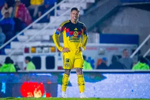 Así fue el curioso encuentro entre Brian Rodríguez y Policía en el Estadio Azulcrema
