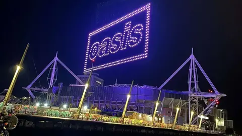 Logo de Oasis ilumina Cardiff con drones: así comenzó la gira Live 2025
