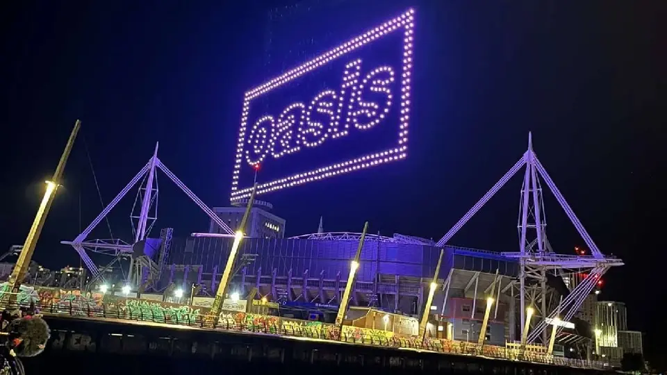 Logo de Oasis ilumina Cardiff con drones: así comenzó la gira Live 2025