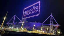 Logo de Oasis ilumina Cardiff con drones: así comenzó la gira Live 2025