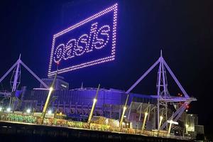 Logo de Oasis ilumina Cardiff con drones: así comenzó la gira Live 2025