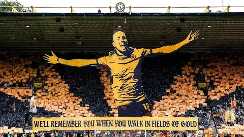 ¡Inolvidable! Wolverhampton también rinde homenaje a Diogo Jota con impresionante tifo