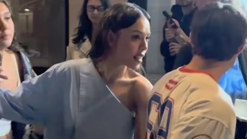VIDEO: Alex Hoyer jala a Danna frente a fans en París ¿Actitud posesiva?