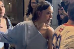 VIDEO: Alex Hoyer jala a Danna frente a fans en París ¿Actitud posesiva?