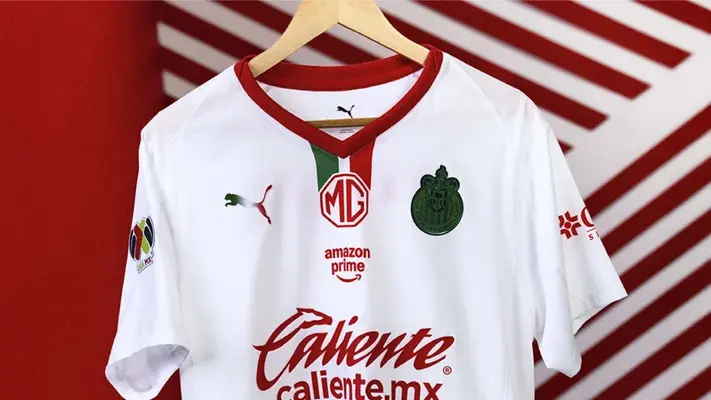 Chivas presenta nuevo jersey de visita; ¿utilizaron colores indebidos?