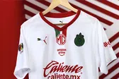 Chivas presenta nuevo jersey de visita; ¿utilizaron colores indebidos?
