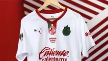 Chivas presenta nuevo jersey de visita; ¿utilizaron colores indebidos?