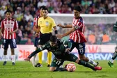 ¿Perjudicaron a Chivas? El Rebaño Sagrado cayó con polémicas decisiones arbitrales y del VAR en León