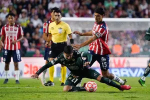 ¿Perjudicaron a Chivas? El Rebaño Sagrado cayó con polémicas decisiones arbitrales y del VAR en León