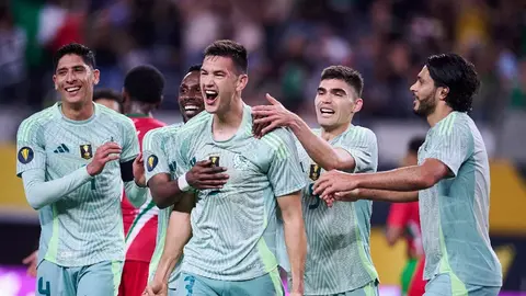 La Selección Mexicana, con doblete de César Montes, vence a Surinam y clasifica a Cuartos