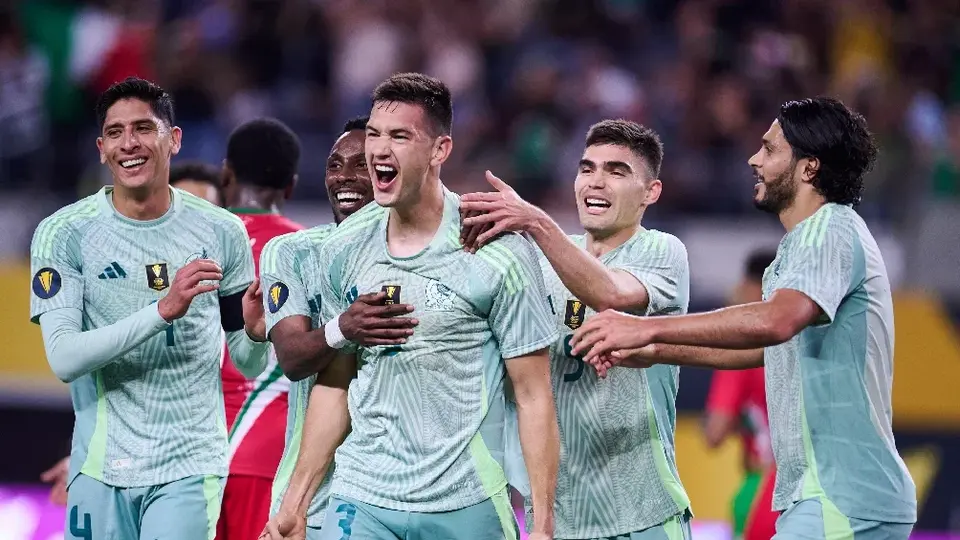 La Selección Mexicana, con doblete de César Montes, vence a Surinam y clasifica a Cuartos
