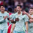 La Selección Mexicana, con doblete de César Montes, vence a Surinam y clasifica a Cuartos