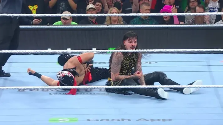Dominik Mysterio vence a Octagón Jr, amarrándolo de las cuerdas, en Money In The Bank 2025