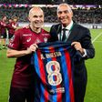 El Barça homenajea a Iniesta previo a su encuentro de despedida ante el Vissel Kobe