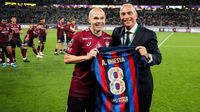 El Barça homenajea a Iniesta previo a su encuentro de despedida ante el Vissel Kobe