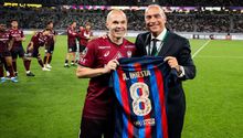 El Barça homenajea a Iniesta previo a su encuentro de despedida ante el Vissel Kobe