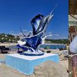 VIDEO: Huracán Erick derriba emblemático monumento de Puerto Escondido… ¡pero ciudadano lo recupera!