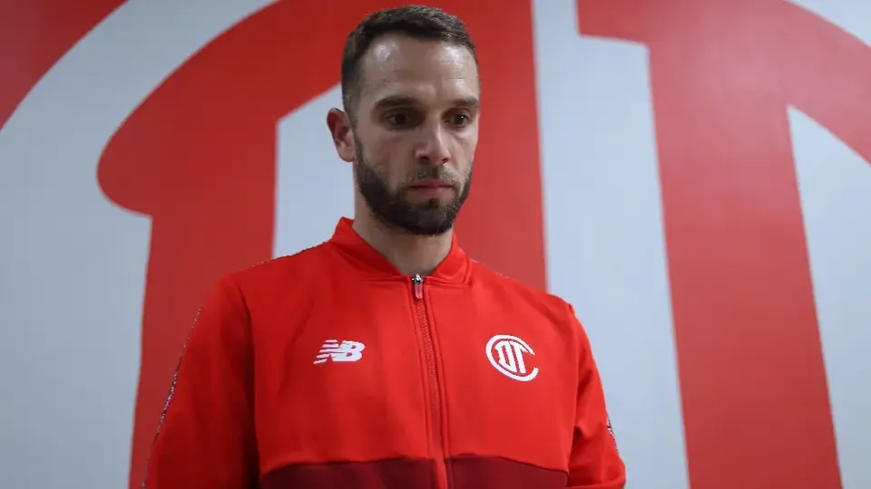Jugadores del Toluca provocan una emotiva despedida a Pau López