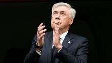 Afición de Real Madrid despide con tifos a Modric y Ancelotti; 'Carleto' derramó lágrimas