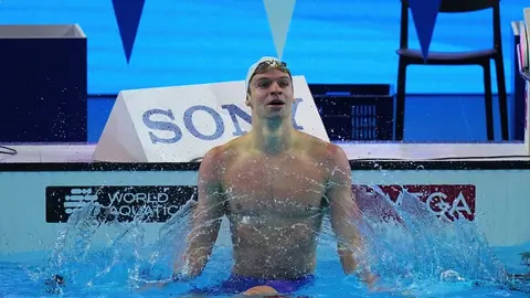 Léon Marchand rompe el récord mundial en 200 metros combinados