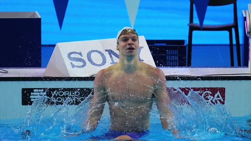 Léon Marchand rompe el récord mundial en 200 metros combinados