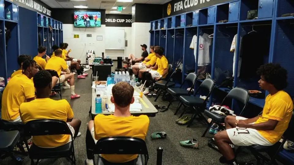 Calor 'obliga' a suplentes de Dortmund a ver partido vs Sundowns en el vestidor