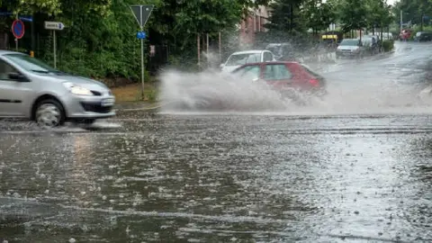 Lluvias CDMX: Si tu auto sufrió daños en las inundaciones, estos son los módulos de atención