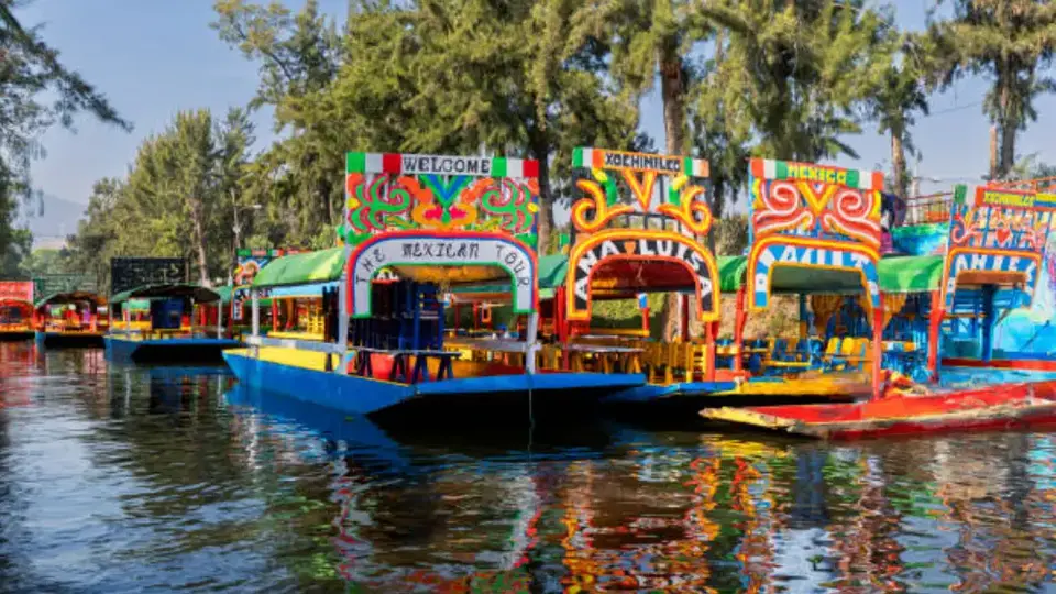 Rescatan a 30 personas en trajinera de Xochimilco: ¿Qué pasó?