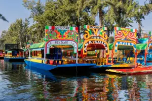 Rescatan a 30 personas en trajinera de Xochimilco: ¿Qué pasó?