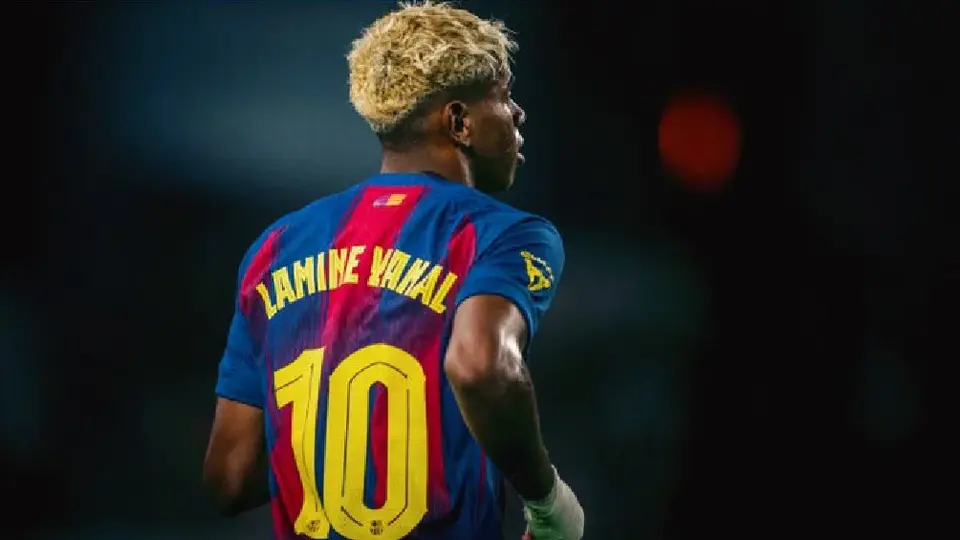 ¡Cuidado, crack! Lamine Yamal casi atropella a persona por huir de sus fans