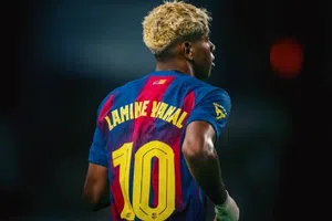 ¡Cuidado, crack! Lamine Yamal casi atropella a persona por huir de sus fans