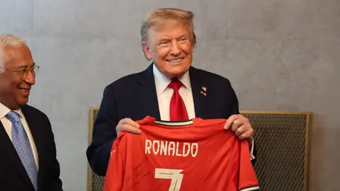 Cristiano Ronaldo envía mensaje de paz con un regalo especial a Donald Trump