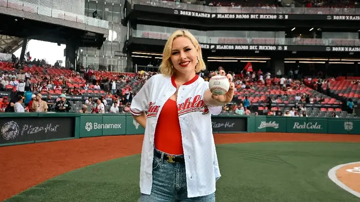 ¡Invitada de lujo! Miroslava Montemayor lanzó la primera bola en el juego de los Diablos