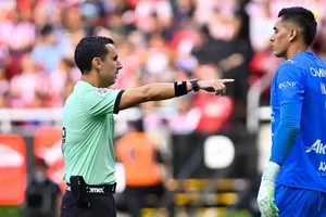 ¿Perjudicaron a Chivas? César Ramos desata la polémica tras marcar penal a favor de Atlético San Luis