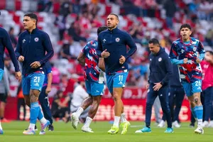 Cruz Azul viaja rumbo a la Leagues Cup con Gabriel 'Toro' Fernández y Giorgos Giakoumakis
