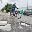 ¿Reparar un bache por tu cuenta en CDMX? Podrías ir a la cárcel o recibir una multa