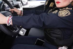 Rompe el silencio policía señalada de aparecer en video de la patrulla