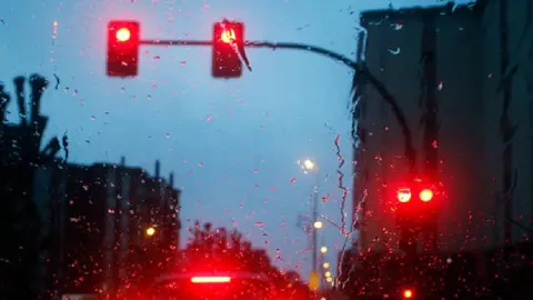 ¿Qué es el semáforo pluvial y cómo evita que tu auto se inunde en bajo puentes?