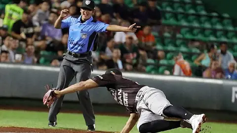 Umpire de la Liga Mexicana de Beisbol sufre pelotazo en pleno partido