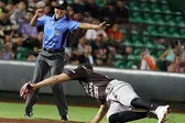 Umpire de la Liga Mexicana de Beisbol sufre pelotazo en pleno partido