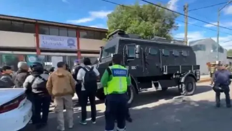 Hombre armado toma rehenes en iglesia de CDMX y es abatido