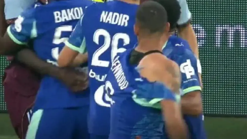 ¡Insólito! Greenwood hace entrada temeraria y rival le rompe la playera